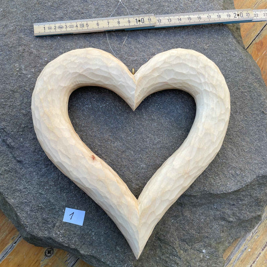 Nr.1 - Großes Herz aus Linde, handgeschnitzt, Natur belassen