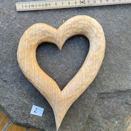 Nr.2 - Lindenherz geschwunken, handgeschnitzt mit Wachs behandelt