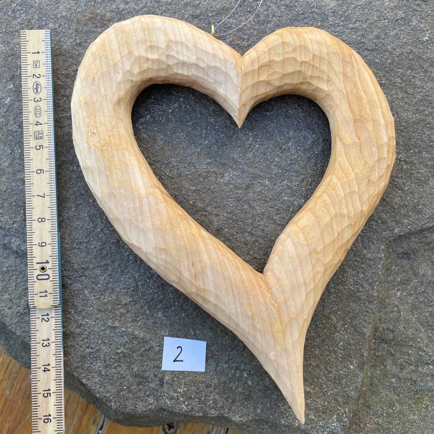 Nr.2 - Lindenherz geschwunken, handgeschnitzt mit Wachs behandelt