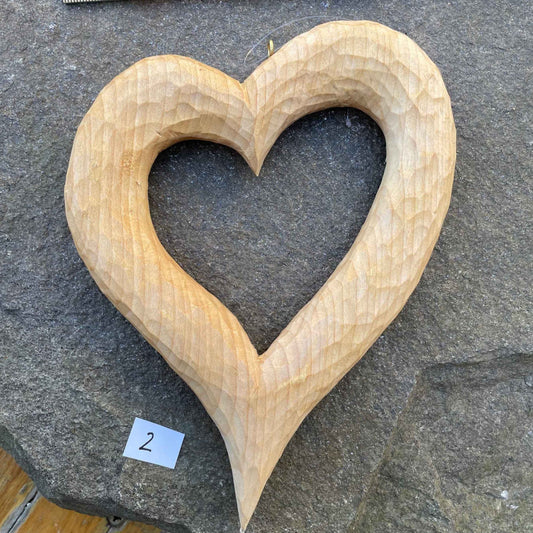 Nr.2 - Lindenherz geschwunken, handgeschnitzt mit Wachs behandelt
